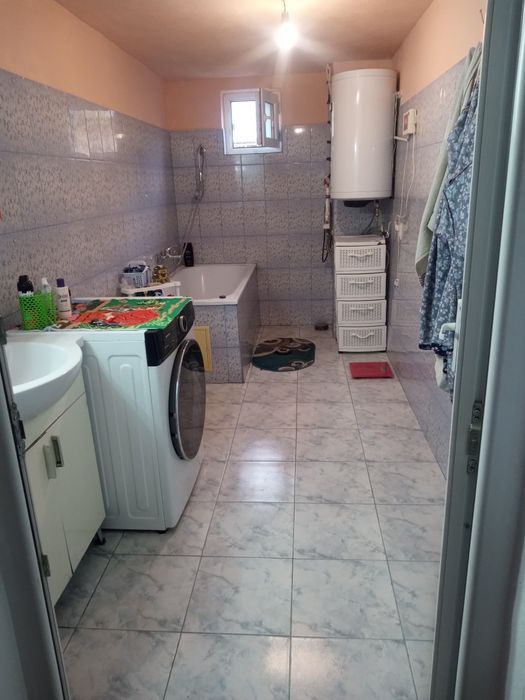 Vând casa la curte cu toate utilitățile