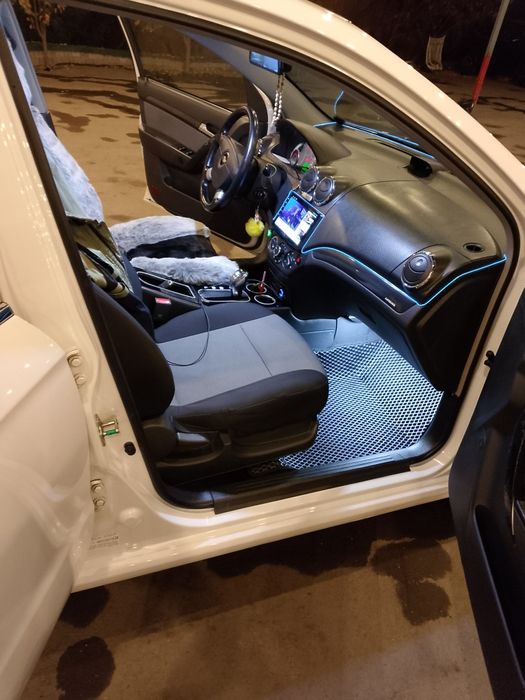 Qolgani mashina oldida gaplashiladi.