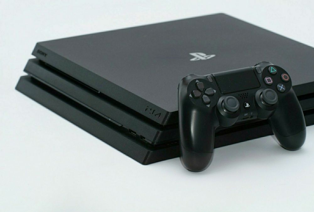 PS 4 Playstation 4 PRO cu manete si jocuri