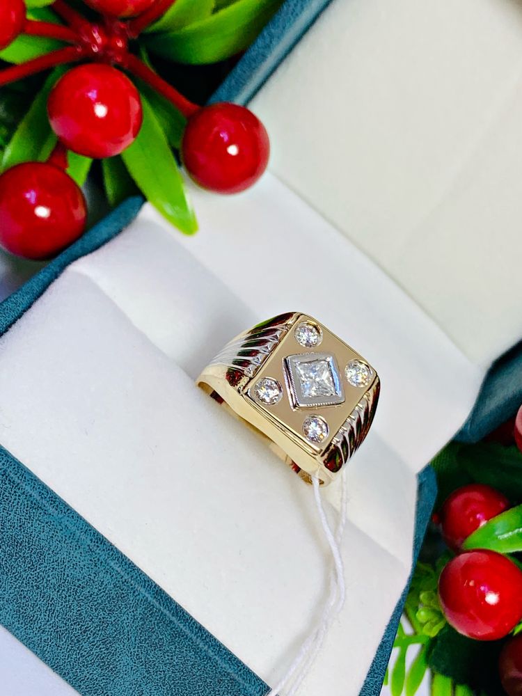 Золотой перстень с бриллиантами огранки – Принцесса и Круглые