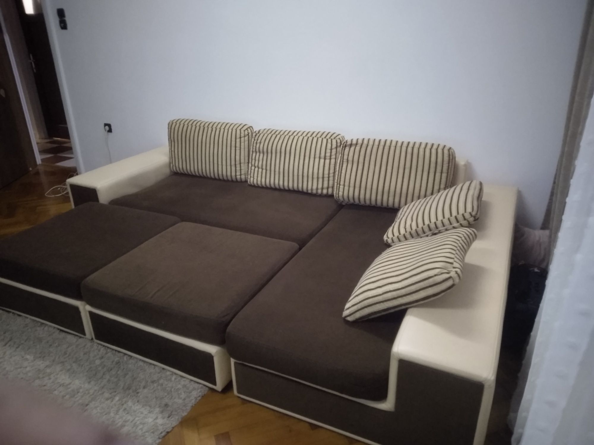 Colțar living cu 2 tabureți plus masă living plus patru scaune vinil