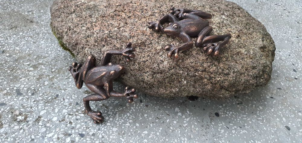 Масивни чугунени жабки, стенен декор.