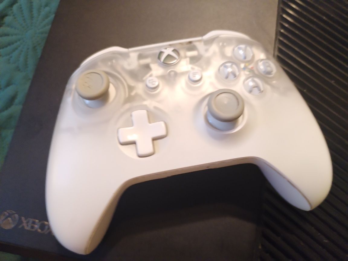 Vând Xbox One Black
