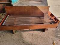 Старинно дървено легло с пружина