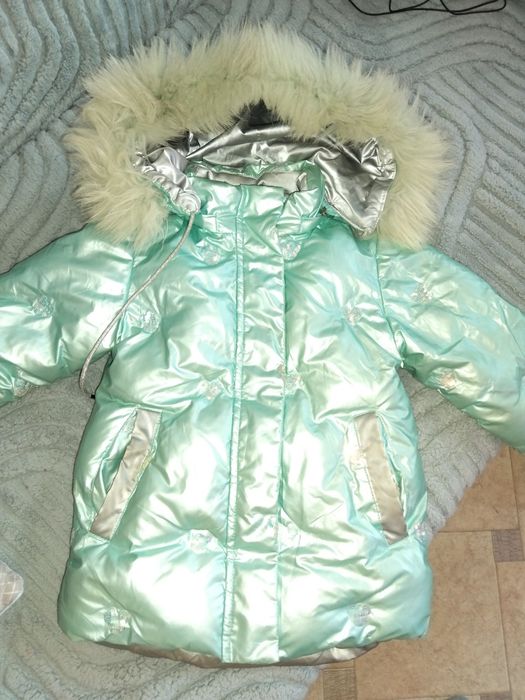 Продам куртку зимнюю на девочку.