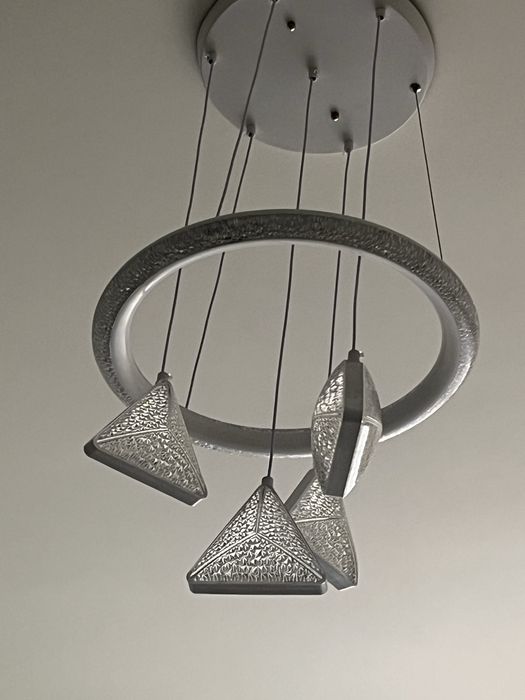 Продам люстру новую