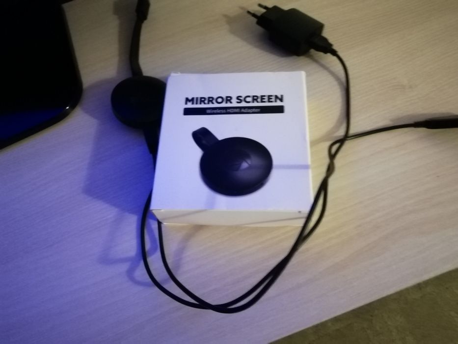 Televizor cu diagonală 80 cm, ecran plat.