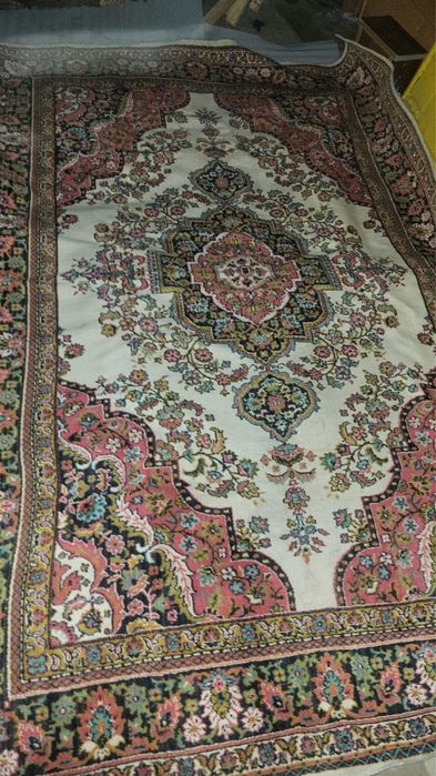 Продаю (3Предмета) Ковёр , диваники , обогреватель