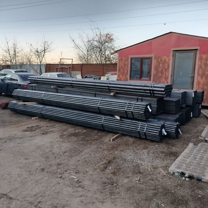 Țeavă metalică și stâlpi pentru gard