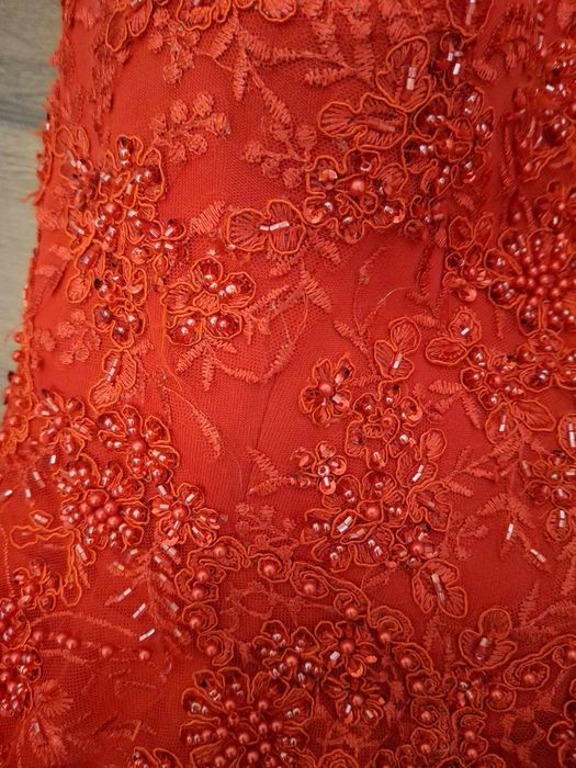 Червена рокля,обличана за 3 часа,в перфектно състояние