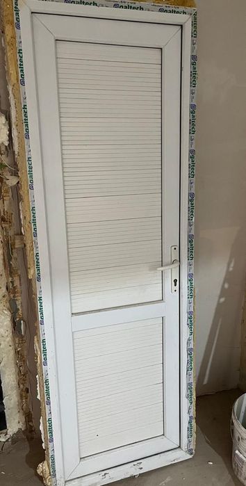 Продаю пластиковую дверь