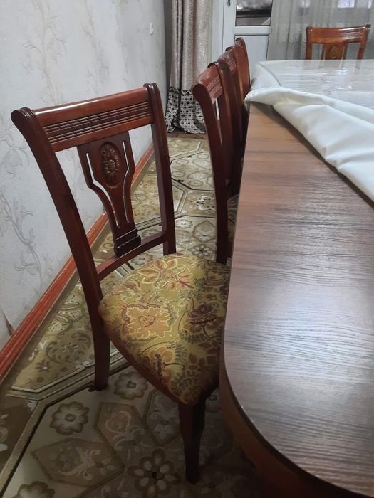 Стол со стульями.