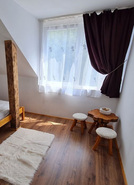 Măsuță de cafea lemn masiv si 2 scaune imblanite