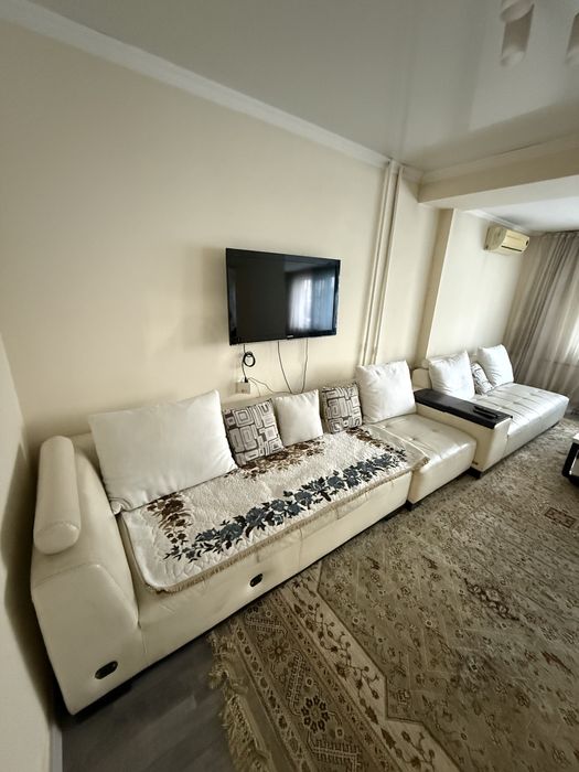 Диван вместе с подушками