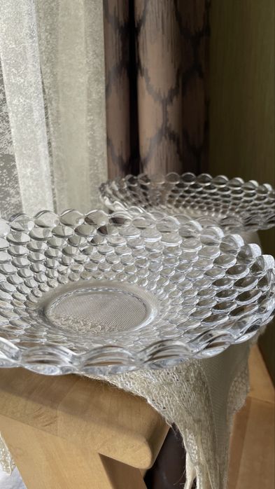 Продам две вазы из литого стекла