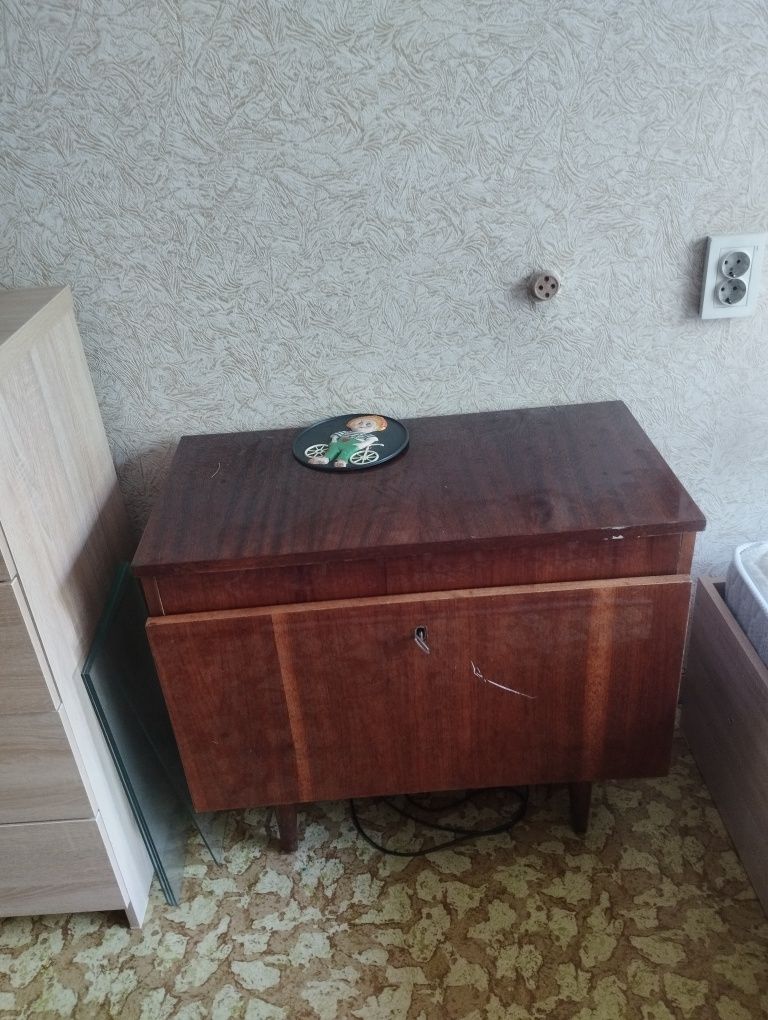 Продадим кровать и кресло