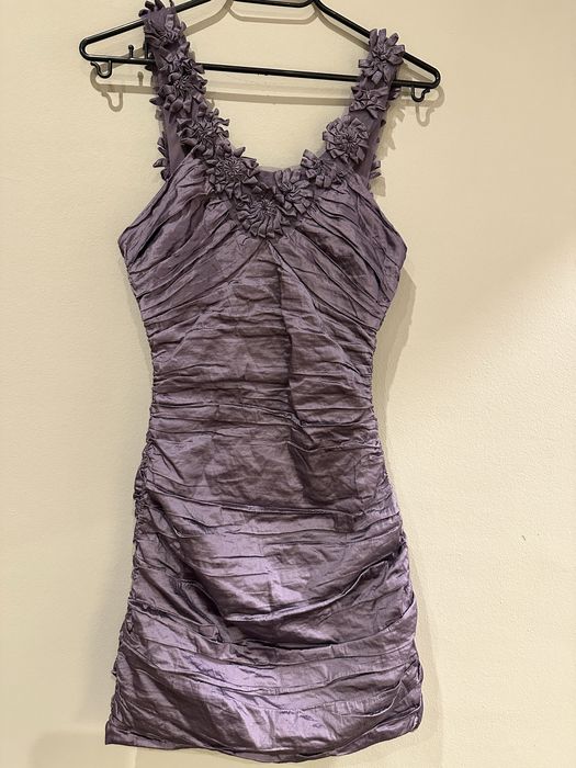 Дизайнерска рокля в лилаво от бутика на Max Azria. Kупена за 400 £