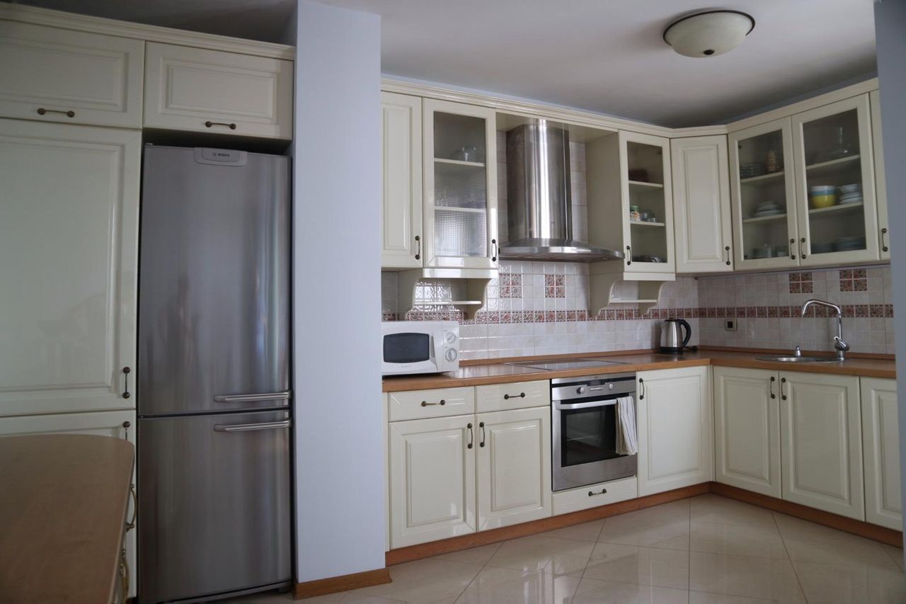 Дава се под наем Тристаен апартамент в София, Изток - 120 кв.м за 970 € - Снимка #8