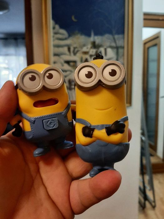 Vând jucării după eroi din filme și de pluș