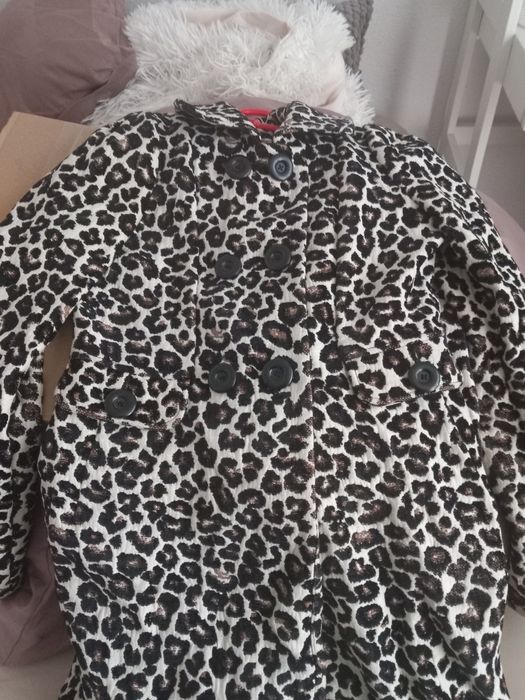 Vând palton HM animal print