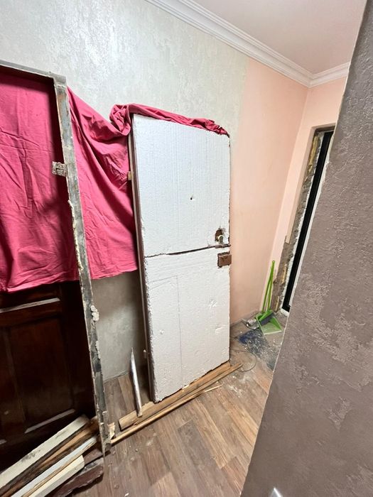 Продам входную железную дверь