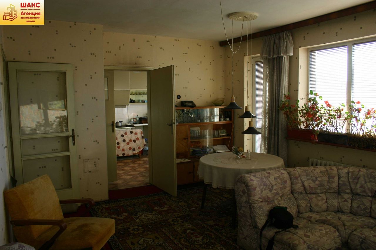 Продава се Тристаен апартамент в Плевен, Идеален център - 105 кв.м за 1334 €/кв.м - Снимка #2
