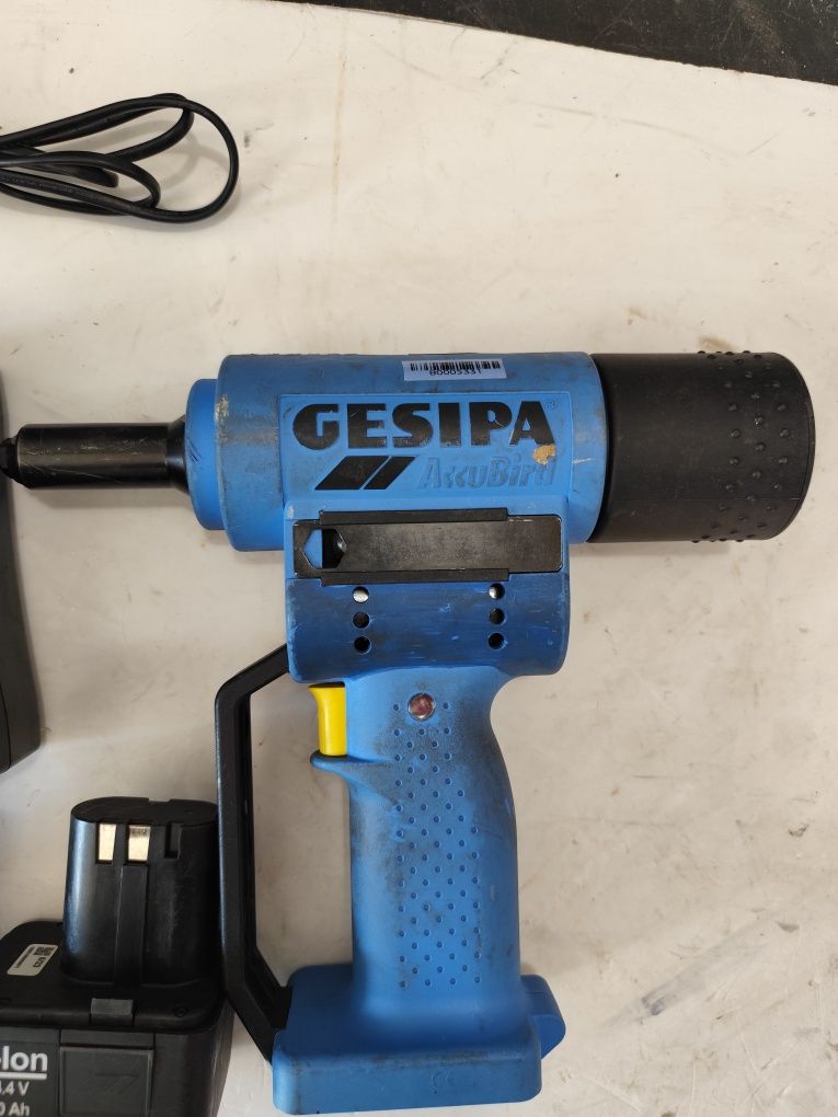 Акумулаторна нитачка GESIPA комплект