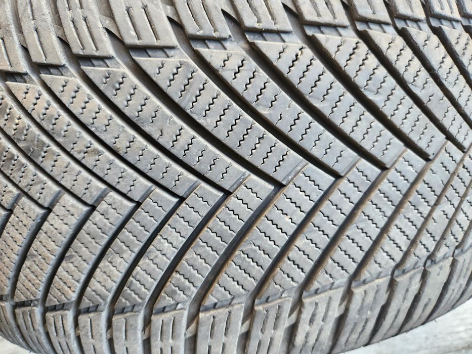 Всесезонни гуми 235 45 17