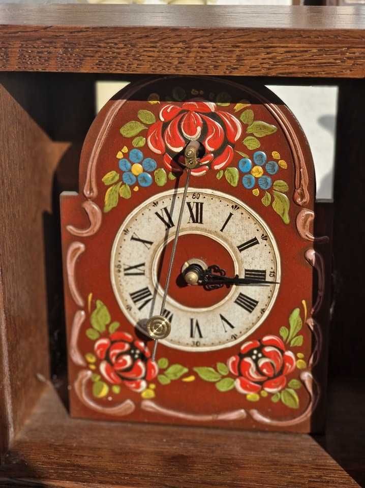 Ceas din lemn cu cadran pictat.