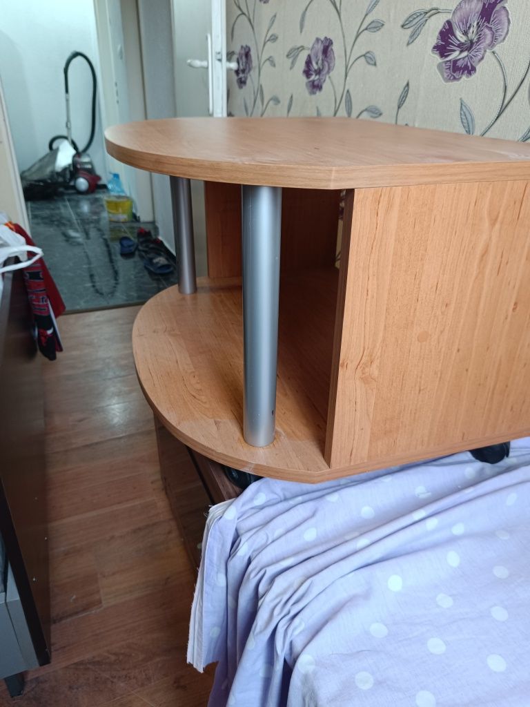 TV маса запазена е дървена