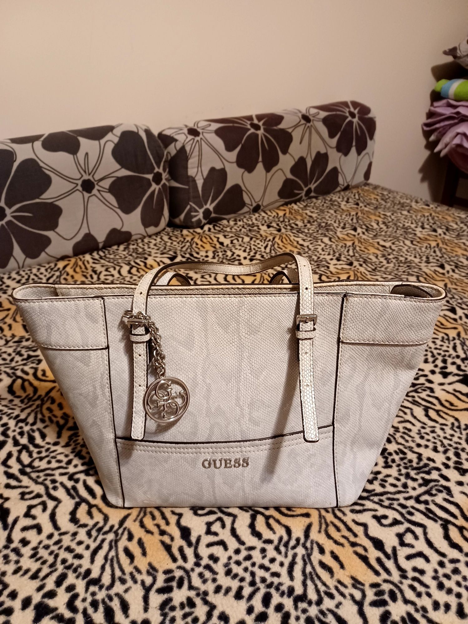 Дамска чанта GUESS