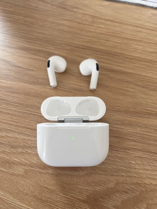 Airpods 3 cu carcasă de încărcare MagSafe