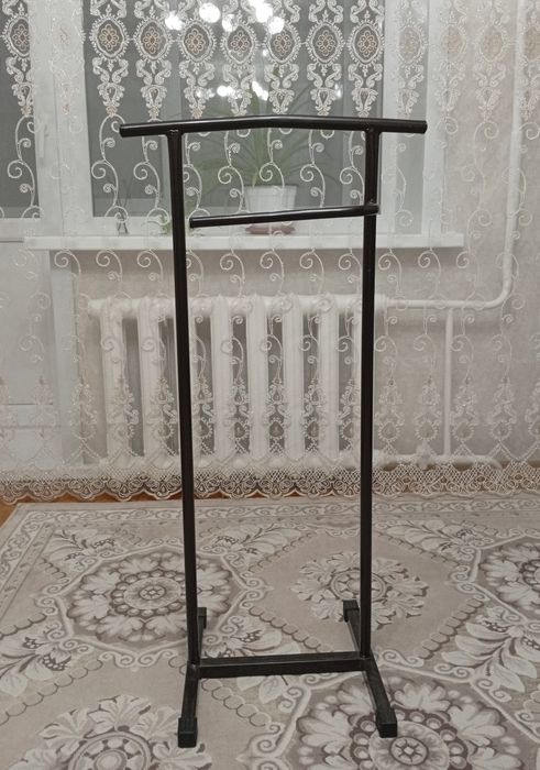 Продам напольную вешалку (металлическая)