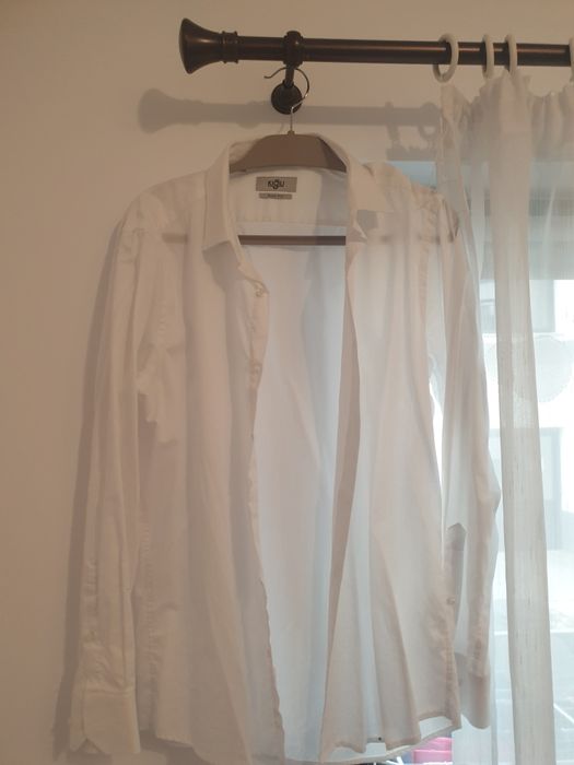 Vând cămăși purtate o singura dată marimea L si XL