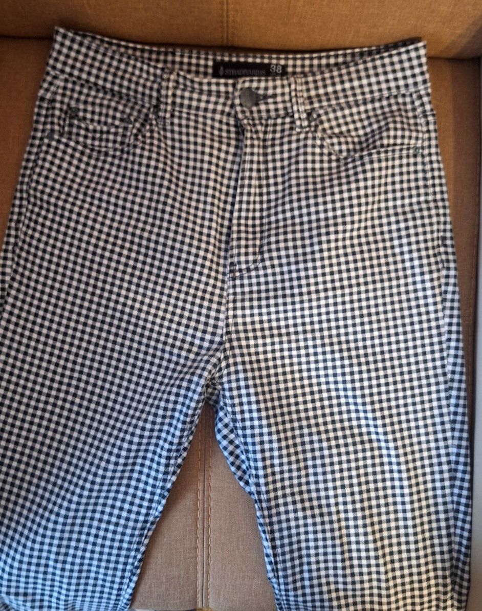 Blugi cu aplicatii sau pantaloni