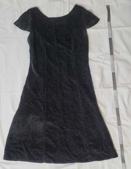 Распродажа одежды. Скоро Новый Год, лучше купить, чем взять на прокат.