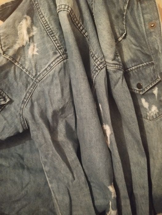 Vând cămașă din imitație de denim