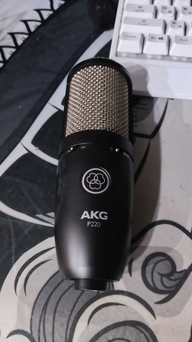 микрофон AKG P220