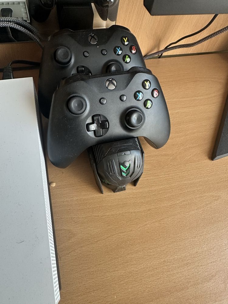 Xbox One X 3ТВ с игри и 2к монитор