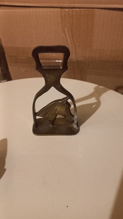 Бронзова отварачка с изображение на кон