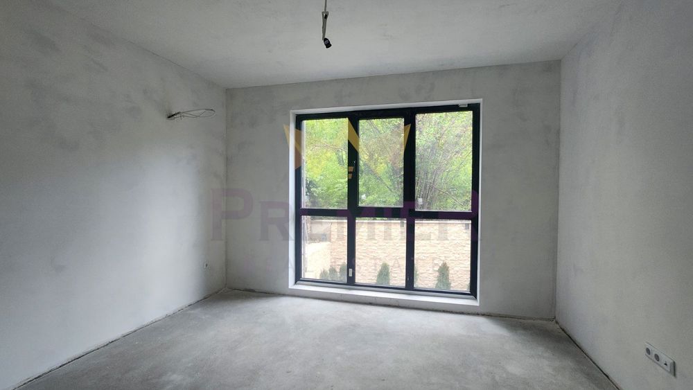 Продава се Тристаен апартамент в Варна, Бриз - 150 кв.м за 2160 €/кв.м - Снимка #2