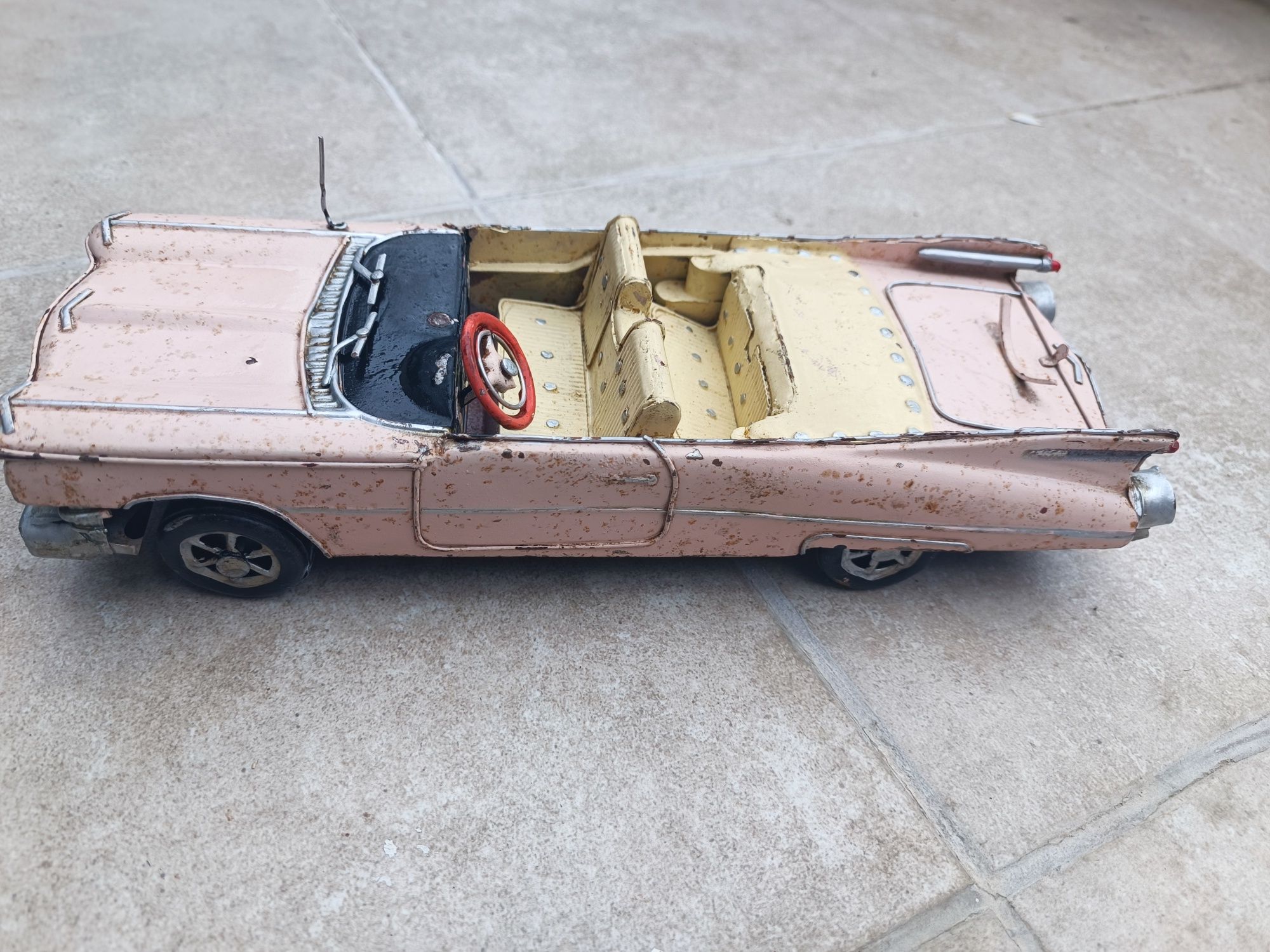 Винтидж стара метелна количка Cadillac