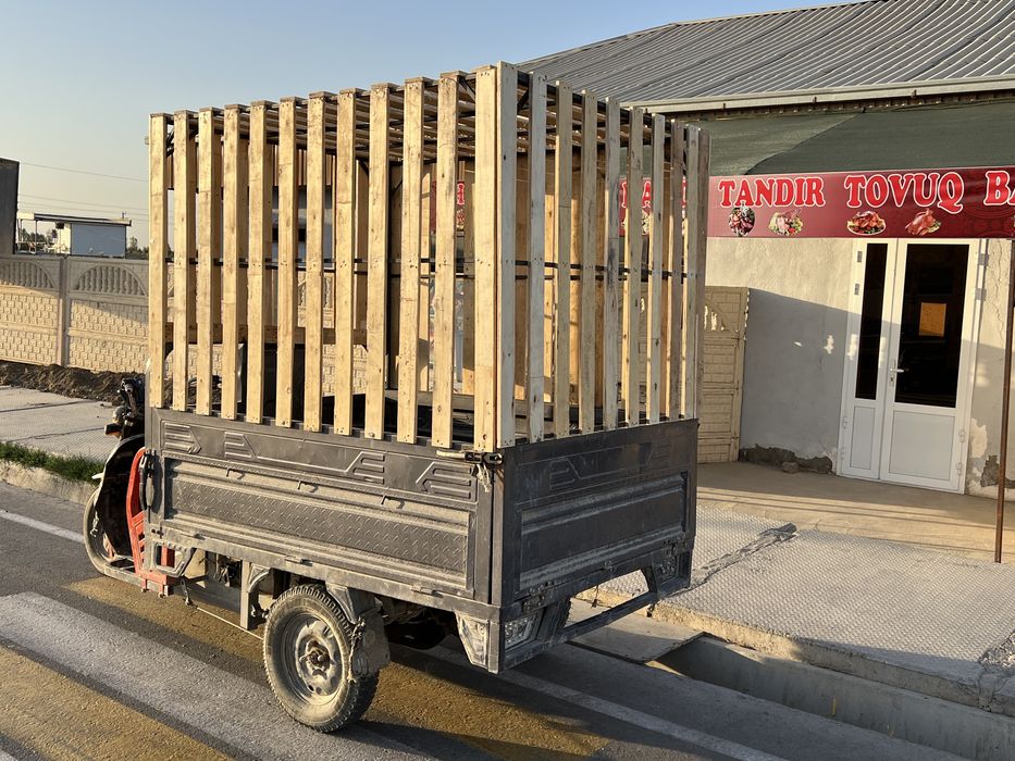 Tritsikill sotiladi savdo uchun mujalangan yonlari baner bilan yopilga