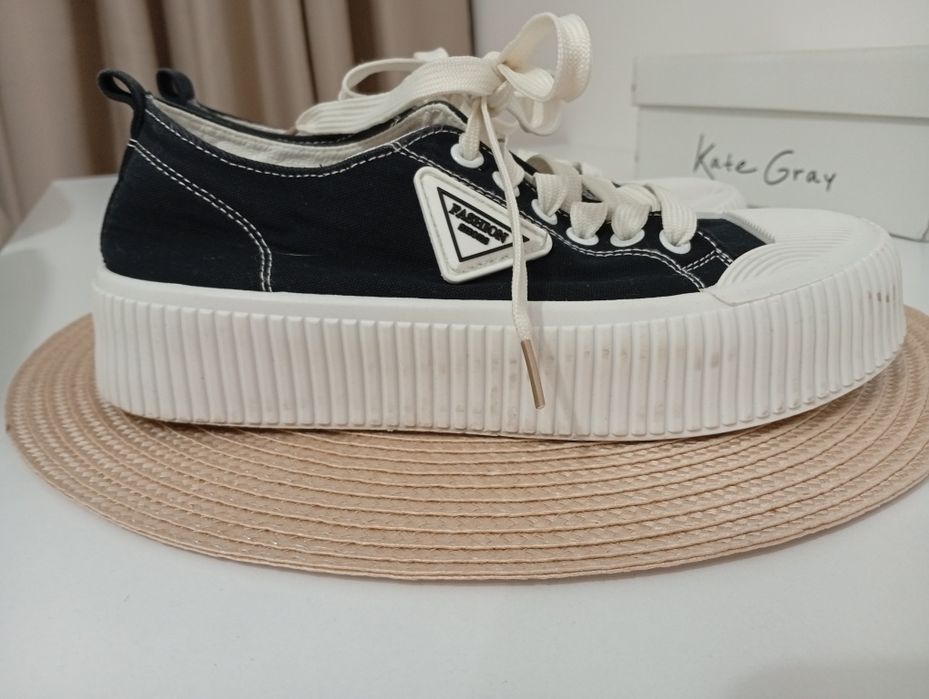 Teniși,purtați o singura dată