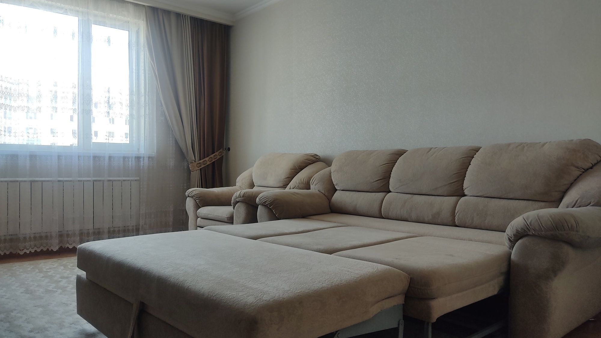Мягкий диван для гостевой зонны и стенка