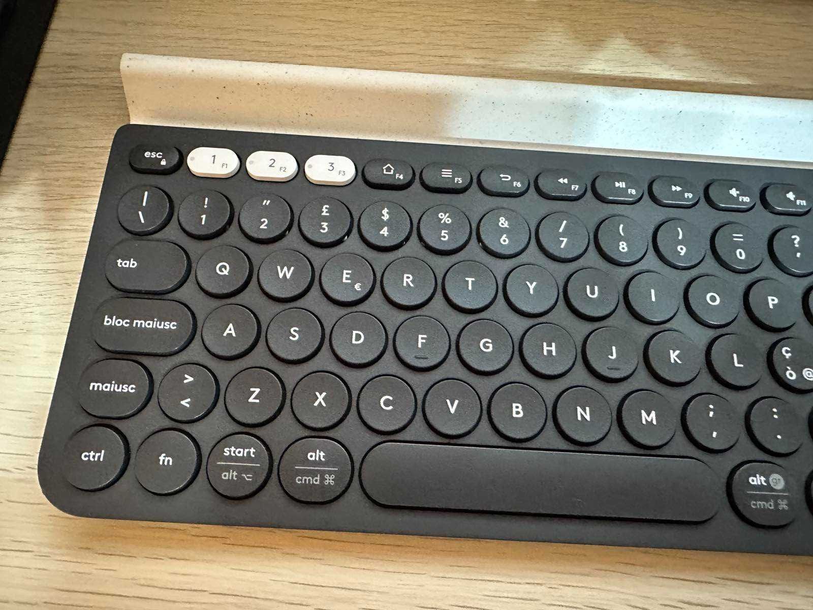 Клавиатура Logitech K780, безжична, черна, Bluetooth и донгъл