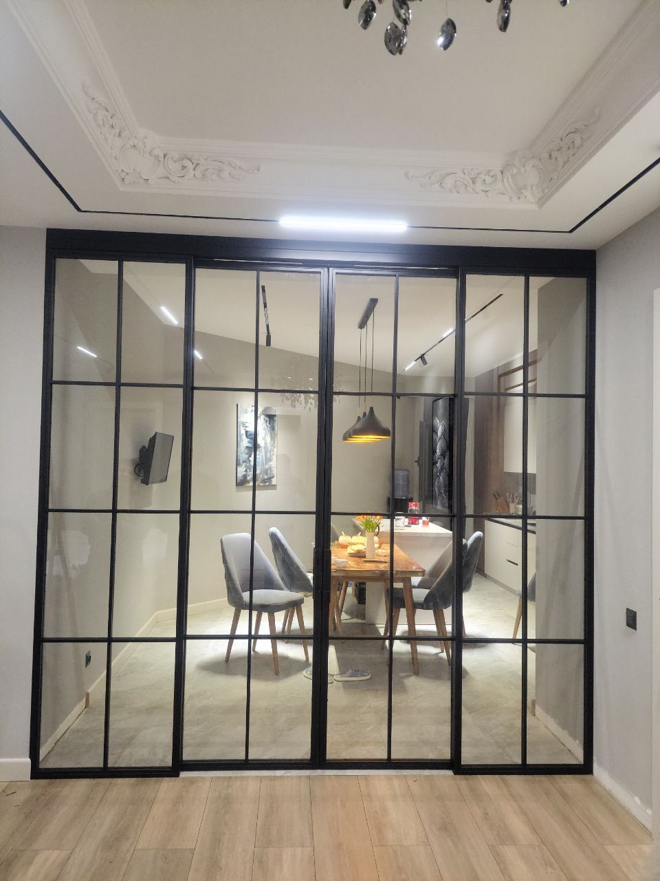 Стеклянные раздвижные перегородки в стиле лофт. Loft naves va perila.