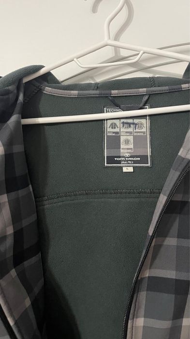 Gheaca subtire, in stare foarte buna, vine cu gluga