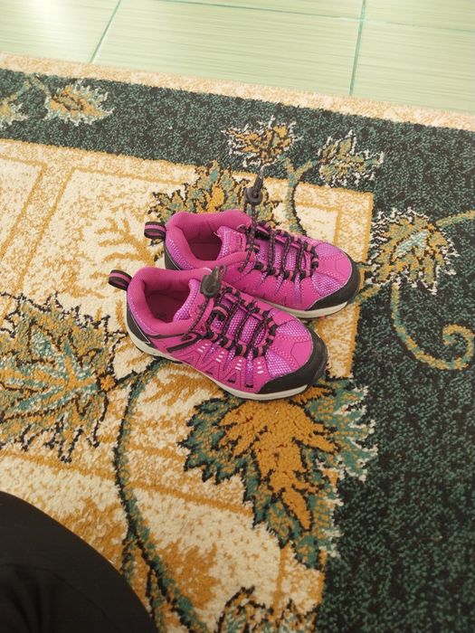 Adidași purtați doar de doua ori, ca noi