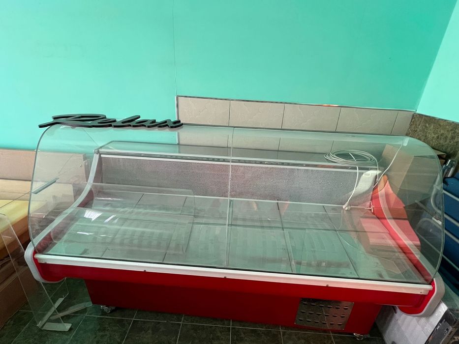 Vand vitrina 2m lungime